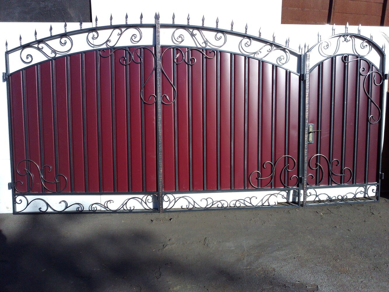 Фото ворот с элементами ковки с калиткой из металлопрофиля